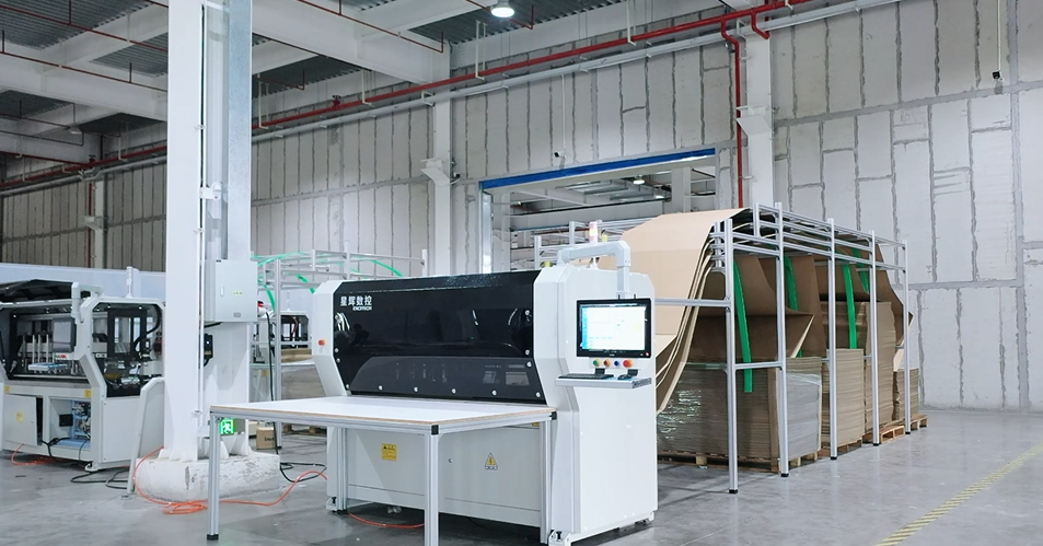 Excitech lanserer høyhastighets kartongmaskin for møbelfabrikkbrettemballasjeindustrien.