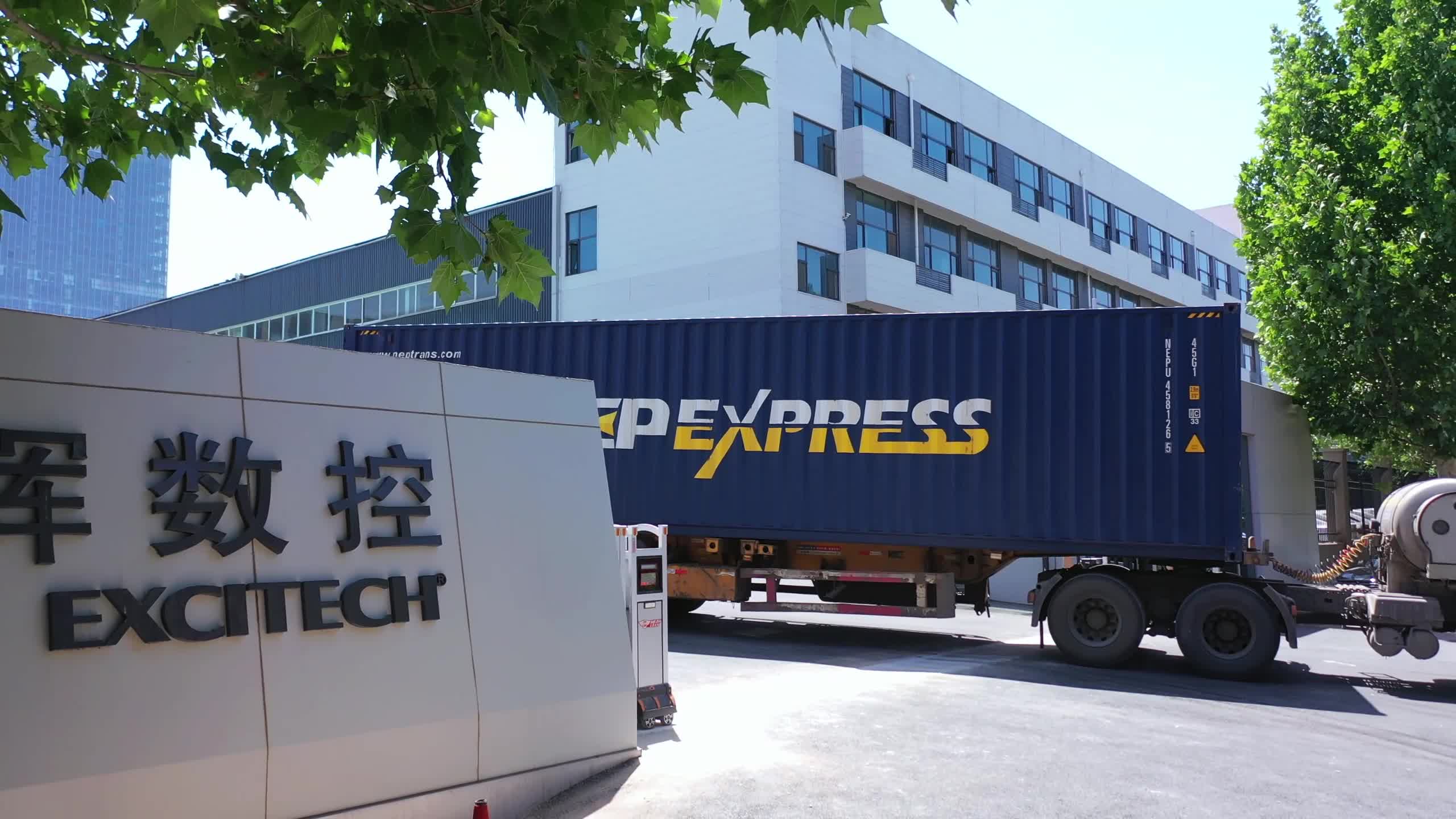 Excitech-fabrikken sender kundenes bestillinger. Lever varene trygt til kundens fabrikk